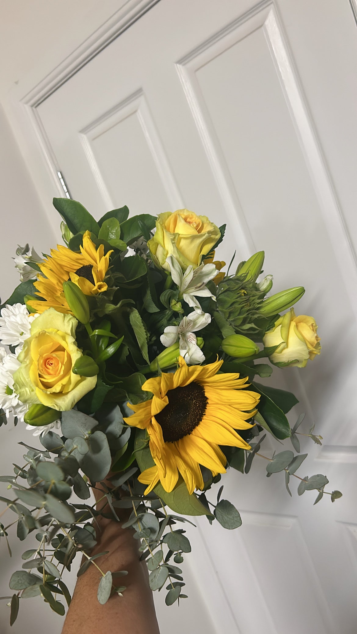 Mix posy of whites and lemons