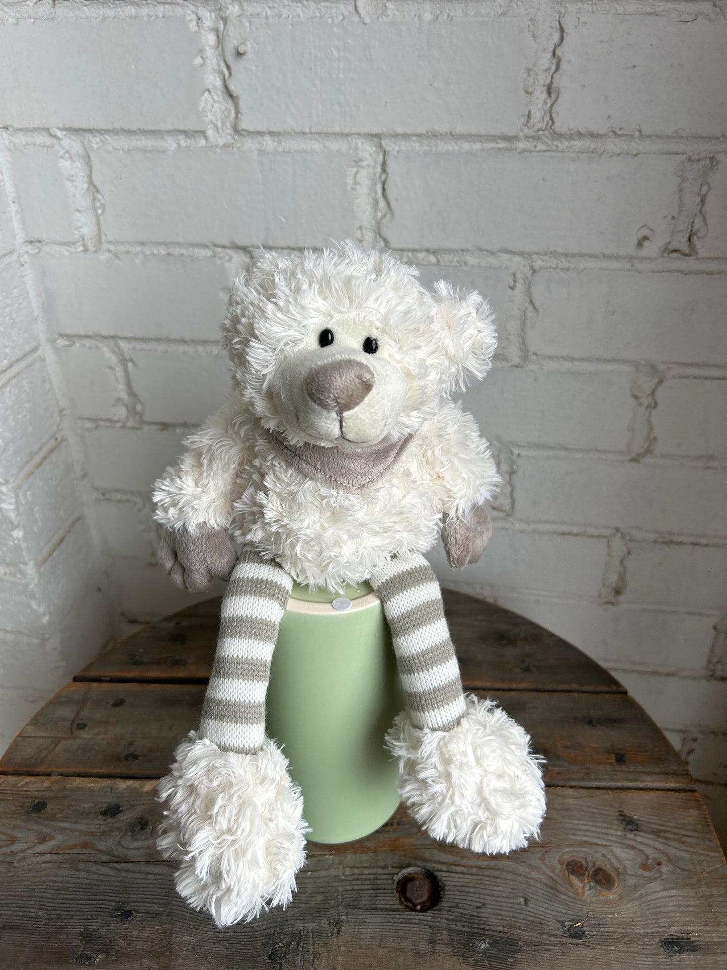 Teddy with hanging legs