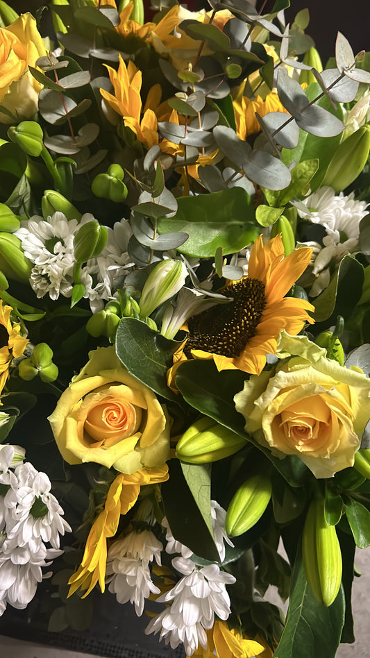 Mix posy of whites and lemons